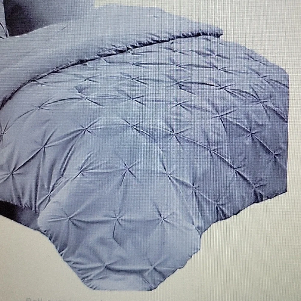 Bedsure Queen Gray Pintuck Comforter  88